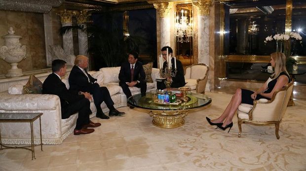 Ivanka, putri Trump, menjadi sorotan saat mendampingi ayahnya dalam pertemuan perdana dengan PM Jepang Shinzo Abe
