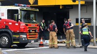 Sejumlah petugas pemadam kebakaran bersama polisi berada di tkp di sebuah kantor cabang Bank Commonwealth di Melbourne, Australia, terkait seorang pria yang nekad membakar diri pada Jumat (18/11/2016) waktu setempat.