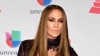 Jennifer Lopez saat tiba di acara tahunan itu di Los Angeles, AS pada Kamis malam (17/11/2016). Ethan Miller/Getty Images/detikFoto.