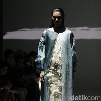 Koleksi Mel Ahyar mengkangkat tema Kini Abadi di IPMI Trend Show 2017. The Hall Lt.8 Senayan City. Jakarta. [Foto: Mohammad Abduh/Wolipop]