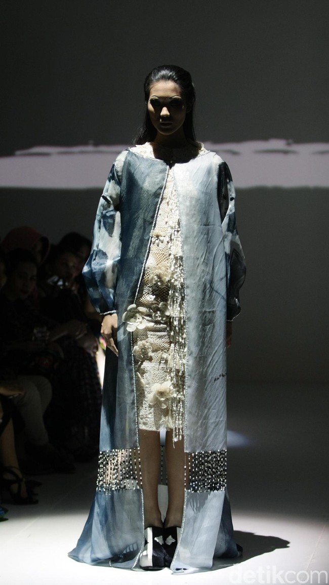 Koleksi Mel Ahyar mengkangkat tema Kini Abadi di IPMI Trend Show 2017. The Hall Lt.8 Senayan City. Jakarta. [Foto: Mohammad Abduh/Wolipop]