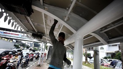 Perawatan Halte Bus di Tanah Abang