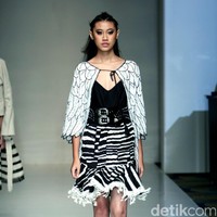 Barli Asmara memeragakan koleksi terbarunya di IPMI Trend Show 2017. The Hall Lt.8 Senayan City.Jakarta. [Foto: Mohammad Abduh/Wolipop]