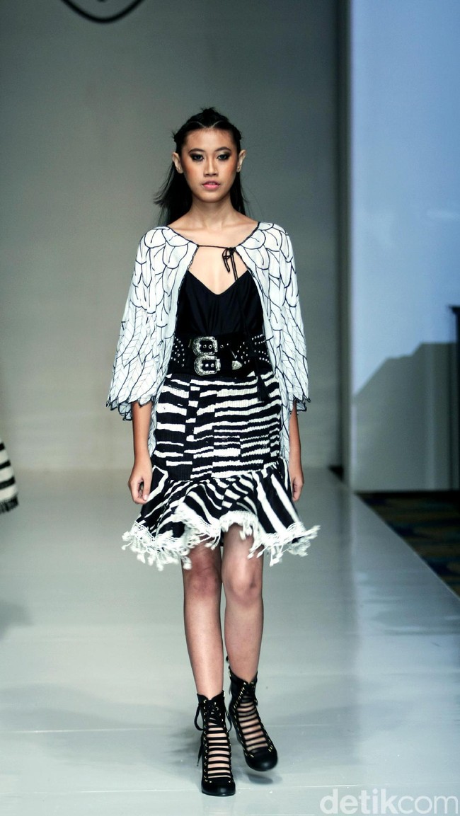 Barli Asmara memeragakan koleksi terbarunya di IPMI Trend Show 2017. The Hall Lt.8 Senayan City.Jakarta. [Foto: Mohammad Abduh/Wolipop]