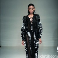 Barli Asmara memeragakan koleksi terbarunya di IPMI Trend Show 2017. The Hall Lt.8 Senayan City.Jakarta. [Foto: Mohammad Abduh/Wolipop]