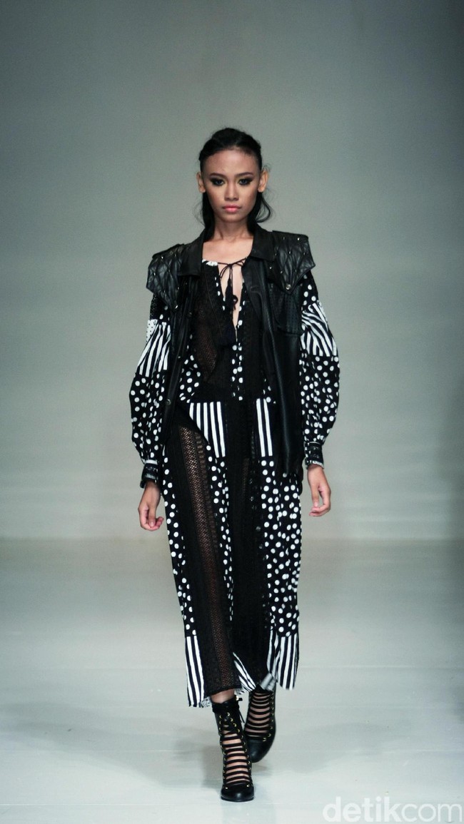 Barli Asmara memeragakan koleksi terbarunya di IPMI Trend Show 2017. The Hall Lt.8 Senayan City.Jakarta. [Foto: Mohammad Abduh/Wolipop]