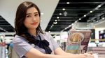 Belanja Dilayani Amanda Rigby Si Kasir Cantik, Siapa yang Nolak?