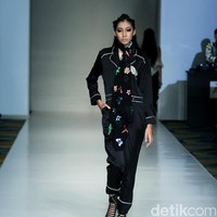 Barli Asmara memeragakan koleksi terbarunya di IPMI Trend Show 2017. The Hall Lt.8 Senayan City.Jakarta. [Foto: Mohammad Abduh/Wolipop]