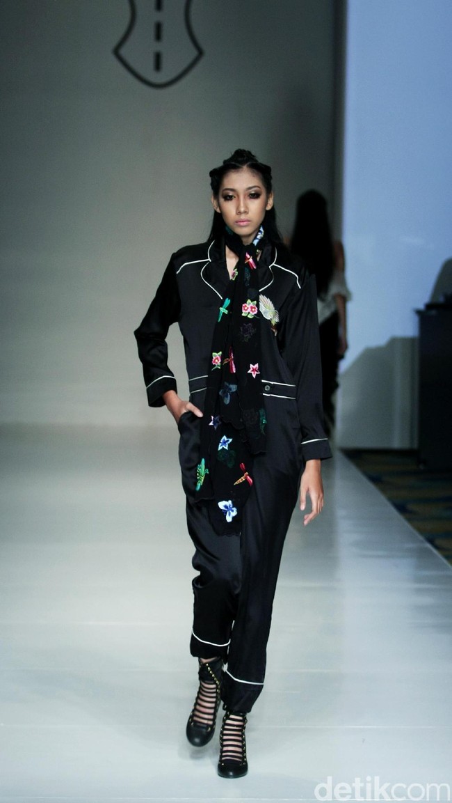Barli Asmara memeragakan koleksi terbarunya di IPMI Trend Show 2017. The Hall Lt.8 Senayan City.Jakarta. [Foto: Mohammad Abduh/Wolipop]