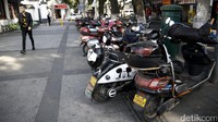 Jejeran skuter listrik terparkir di depan pertokoan di Suzhou. IEA memperkirakan ada 223 juta unit sepeda motor mengaspal di Cina, atau separuh dari populasi motor listrik di dunia.
