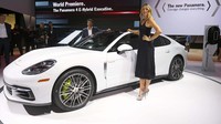 Maria Sharapova dan Patrick Dempsey tampak pede memperkenalkan mobil Porsche. REUTERS/Mike Blake.
