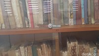 Soekarno muda membaca apa saja, dari buku politik, musik, budaya, agama bahkan sampai cerita misteri. Lemari ini berisi koleksi bukunya (Fitraya/detikTravel)