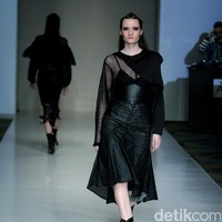 Barli Asmara memeragakan koleksi terbarunya di IPMI Trend Show 2017. The Hall Lt.8 Senayan City.Jakarta. [Foto: Mohammad Abduh/Wolipop]