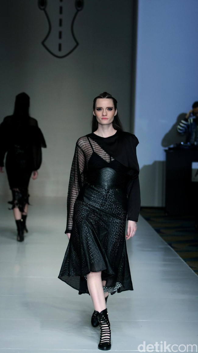 Barli Asmara memeragakan koleksi terbarunya di IPMI Trend Show 2017. The Hall Lt.8 Senayan City.Jakarta. [Foto: Mohammad Abduh/Wolipop]