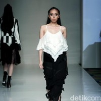 Barli Asmara memeragakan koleksi terbarunya di IPMI Trend Show 2017. The Hall Lt.8 Senayan City.Jakarta. [Foto: Mohammad Abduh/Wolipop]