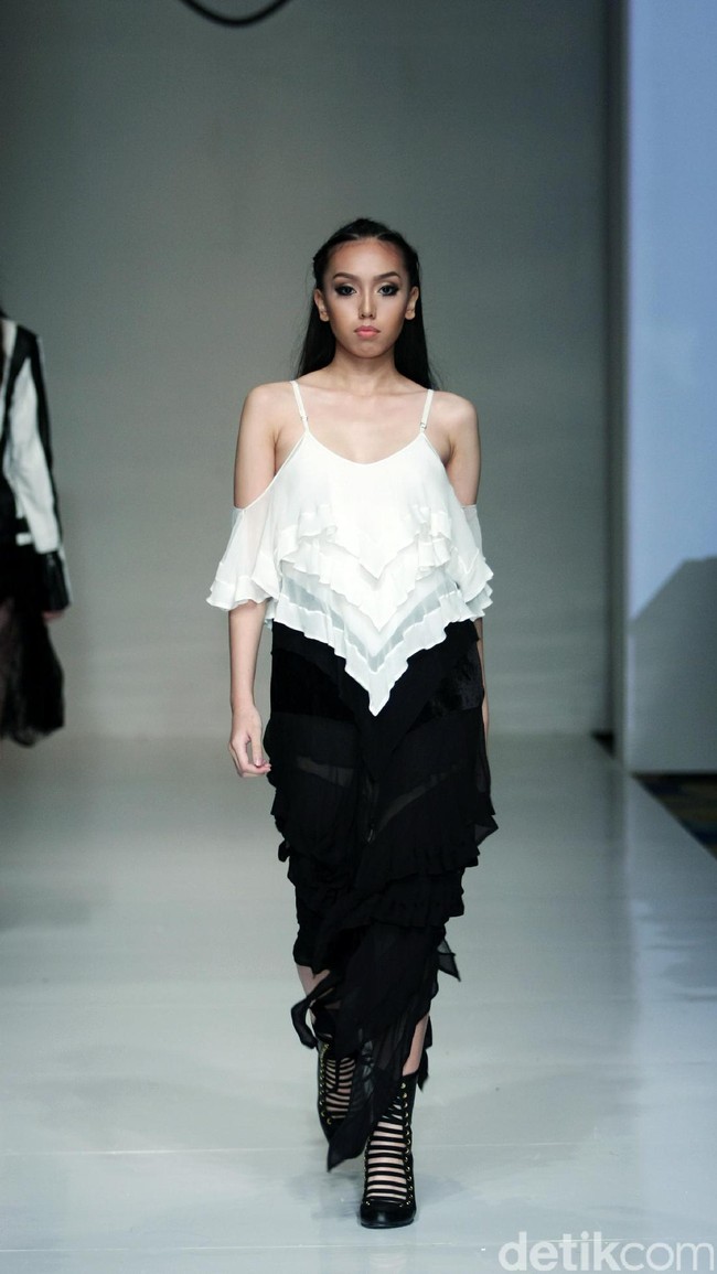 Barli Asmara memeragakan koleksi terbarunya di IPMI Trend Show 2017. The Hall Lt.8 Senayan City.Jakarta. [Foto: Mohammad Abduh/Wolipop]