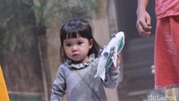 Kemudian putri yang lahir pada 16 Januari 2015 itu tampak asik bermain sendirian. Pool/Ismail/detikFoto.