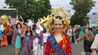 Bengkulu menggelar Karnaval Batik Nusantara 2016. Ribuan orang tumpah ruah menonton karnaval yang penuh kostum meriah (Fitraya/detikTravel)