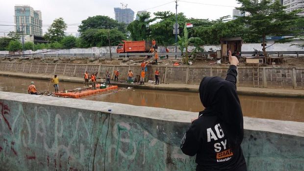 Turun ke Kali Kwitang, Sylviana Nostalgia dan Pose Bareng Pasukan Oranye