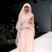 Koleksi Irna Laperle by Irna Mutiara yang bertajuk Ibun Sawarga di Jakarta Fashion Week 2017. senayan City. Jakarta. [Foto: Mohammad Abduh/Wolipop]