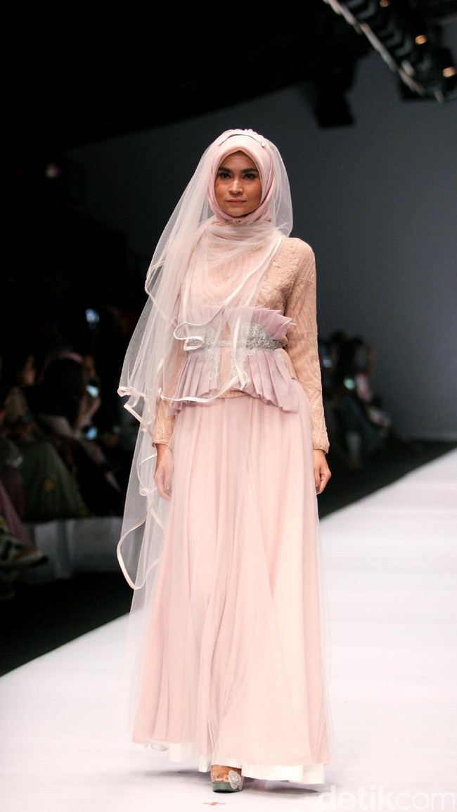 Koleksi Irna Laperle by Irna Mutiara yang bertajuk Ibun Sawarga di Jakarta Fashion Week 2017. senayan City. Jakarta. [Foto: Mohammad Abduh/Wolipop]