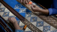 Sejarahnya, kain tapis biasa digunakan raja-raja Lampung seperti untuk pesta pernikahan.