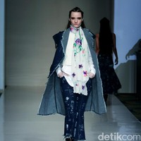 Barli Asmara memeragakan koleksi terbarunya di IPMI Trend Show 2017. The Hall Lt.8 Senayan City.Jakarta. [Foto: Mohammad Abduh/Wolipop]