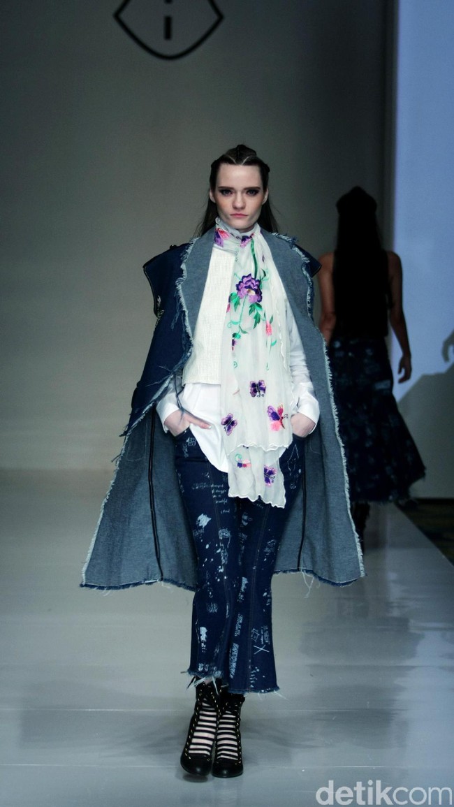 Barli Asmara memeragakan koleksi terbarunya di IPMI Trend Show 2017. The Hall Lt.8 Senayan City.Jakarta. [Foto: Mohammad Abduh/Wolipop]