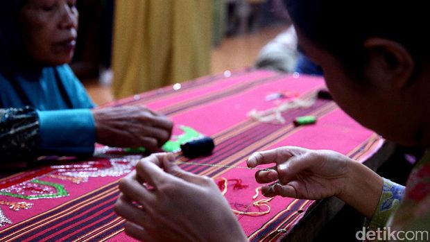 Para perajin menenun kain tapis dan sulam usus di Rahayu Gallery, Bandar Lampung. Kain khas Lampung tersebut dijual dari Rp5 juta hingga Rp 15juta tergantung motif dan kesulitan pembuatan. Pemilik galeri pun ikut meraup untung selain ikut melestarikan tradisi dan kekayaan tekstil Lampung.