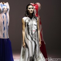 Koleksi Mel Ahyar mengkangkat tema Kini Abadi di IPMI Trend Show 2017. The Hall Lt.8 Senayan City. Jakarta. [Foto: Mohammad Abduh/Wolipop]