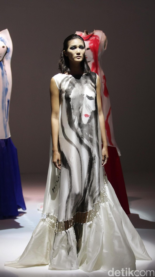Koleksi Mel Ahyar mengkangkat tema Kini Abadi di IPMI Trend Show 2017. The Hall Lt.8 Senayan City. Jakarta. [Foto: Mohammad Abduh/Wolipop]