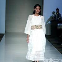 Barli Asmara memeragakan koleksi terbarunya di IPMI Trend Show 2017. The Hall Lt.8 Senayan City.Jakarta. [Foto: Mohammad Abduh/Wolipop]