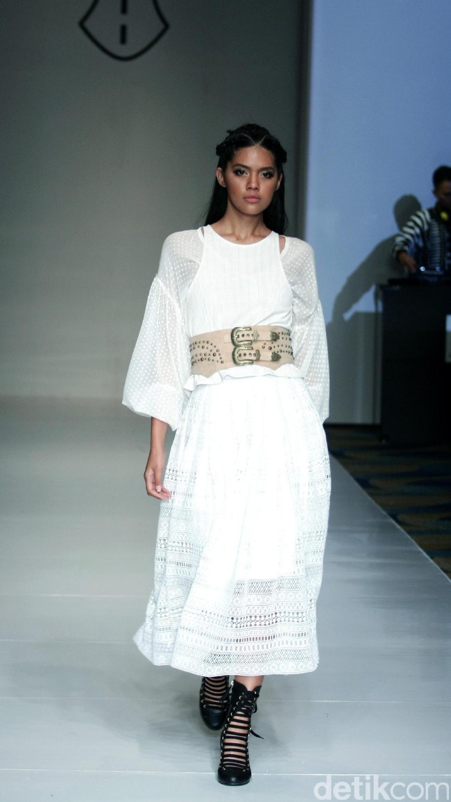 Barli Asmara memeragakan koleksi terbarunya di IPMI Trend Show 2017. The Hall Lt.8 Senayan City.Jakarta. [Foto: Mohammad Abduh/Wolipop]