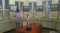 Wisatawan melihat rancangan arsitektur di ruang kerja Soekarno. Turis yang berkunjung memang boleh berkeliling ke berbagai sisi rumah (Fitraya/detikTravel)