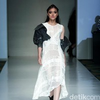 Barli Asmara memeragakan koleksi terbarunya di IPMI Trend Show 2017. The Hall Lt.8 Senayan City.Jakarta. [Foto: Mohammad Abduh/Wolipop]