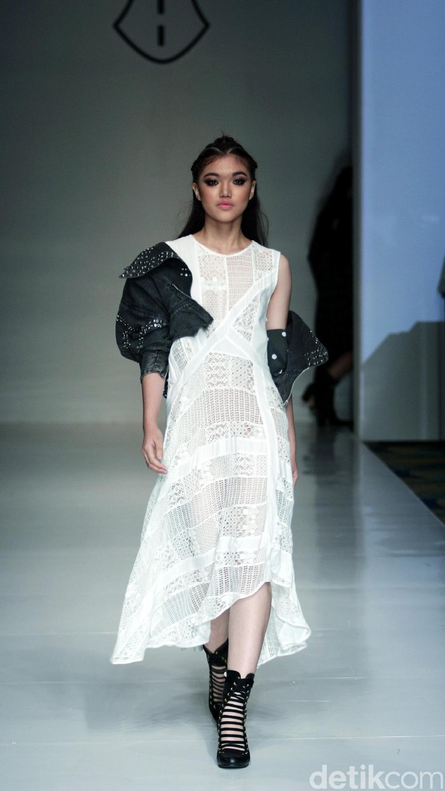 Barli Asmara memeragakan koleksi terbarunya di IPMI Trend Show 2017. The Hall Lt.8 Senayan City.Jakarta. [Foto: Mohammad Abduh/Wolipop]