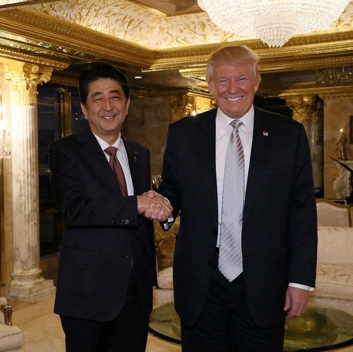 Trump dan Shinzo Abe Bahas Diplomasi AS-Asia di Lapangan Golf