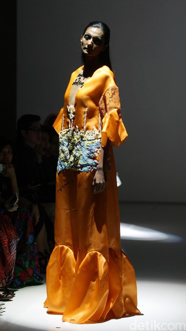 Koleksi Mel Ahyar mengkangkat tema Kini Abadi di IPMI Trend Show 2017. The Hall Lt.8 Senayan City. Jakarta. [Foto: Mohammad Abduh/Wolipop]