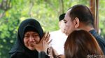 Senyum Ikhlas Iga Mawarni di Pemakaman Sang Suami