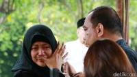 Ia pun tak dapat menutui kesedihan yang dirasakannya itu. Pool/Palevi S/detikFoto.