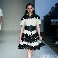 Barli Asmara memeragakan koleksi terbarunya di IPMI Trend Show 2017. The Hall Lt.8 Senayan City.Jakarta. [Foto: Mohammad Abduh/Wolipop]