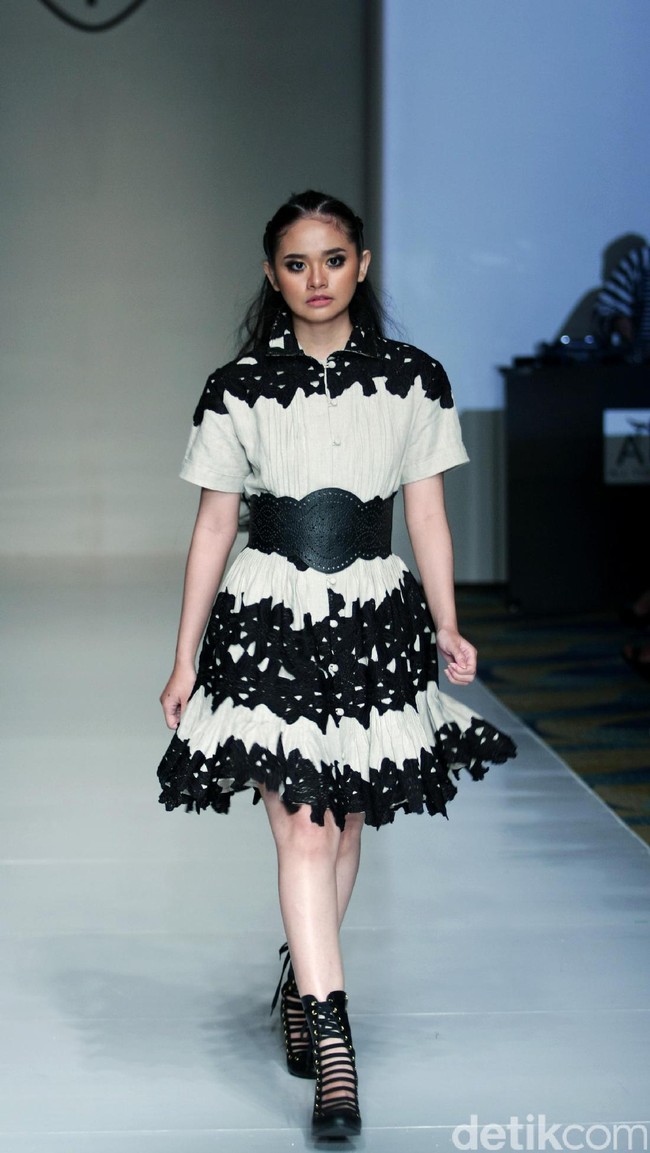 Barli Asmara memeragakan koleksi terbarunya di IPMI Trend Show 2017. The Hall Lt.8 Senayan City.Jakarta. [Foto: Mohammad Abduh/Wolipop]
