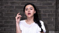 Penyanyi berusia 29 tahun itu tampil dengan rambut dikepang satu. Pool/Noel/detikFoto.