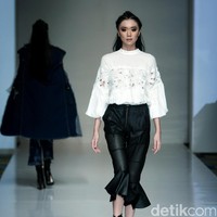 Barli Asmara memeragakan koleksi terbarunya di IPMI Trend Show 2017. The Hall Lt.8 Senayan City.Jakarta. [Foto: Mohammad Abduh/Wolipop]