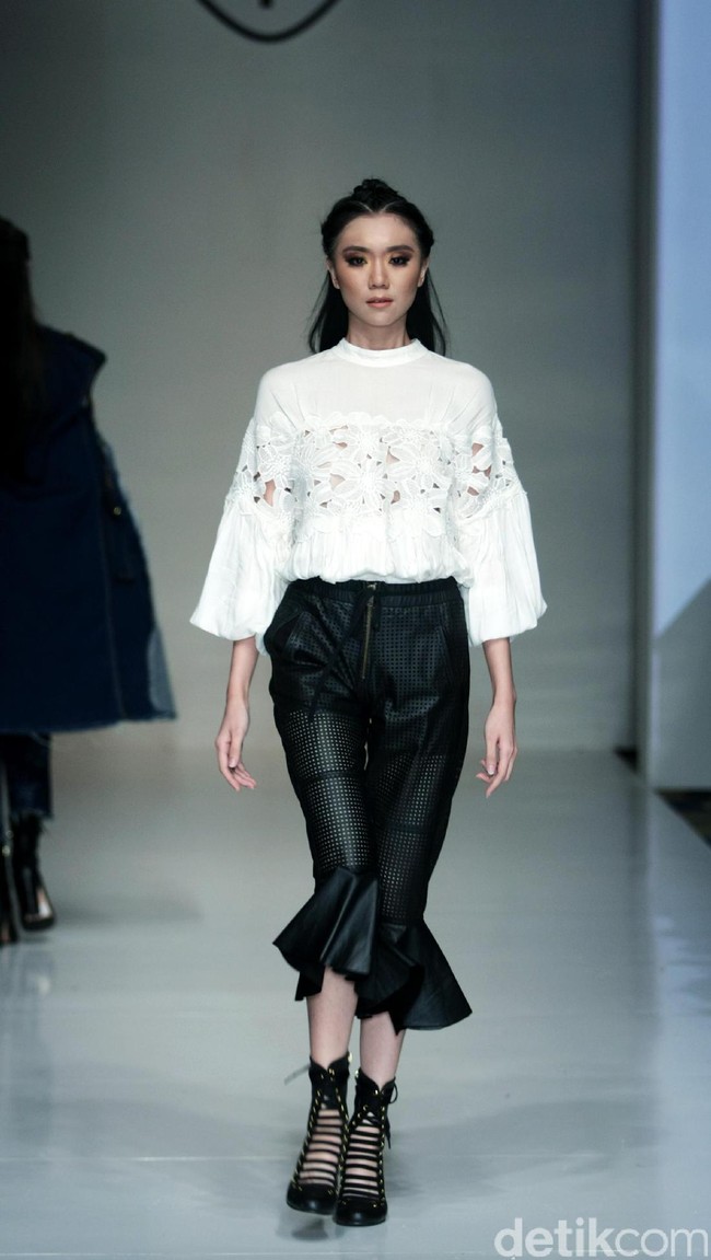 Barli Asmara memeragakan koleksi terbarunya di IPMI Trend Show 2017. The Hall Lt.8 Senayan City.Jakarta. [Foto: Mohammad Abduh/Wolipop]