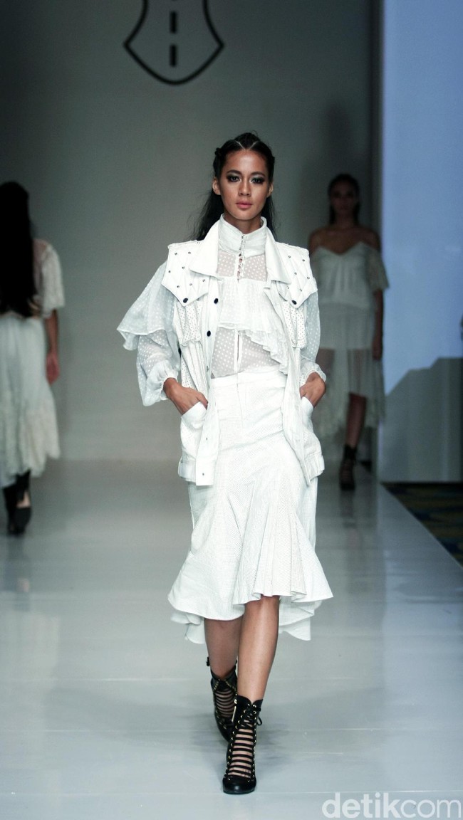 Barli Asmara memeragakan koleksi terbarunya di IPMI Trend Show 2017. The Hall Lt.8 Senayan City.Jakarta. [Foto: Mohammad Abduh/Wolipop]
