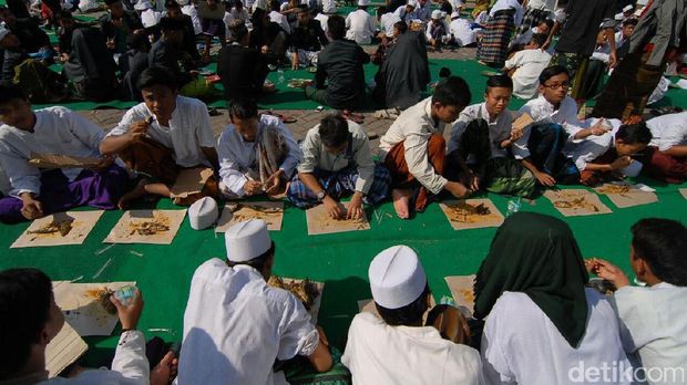 Menteri Susi dan Ribuan Santri di Jombang Pecahkan Rekor MURI Makan Ikan Bareng