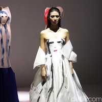 Koleksi Mel Ahyar mengkangkat tema Kini Abadi di IPMI Trend Show 2017. The Hall Lt.8 Senayan City. Jakarta. [Foto: Mohammad Abduh/Wolipop]