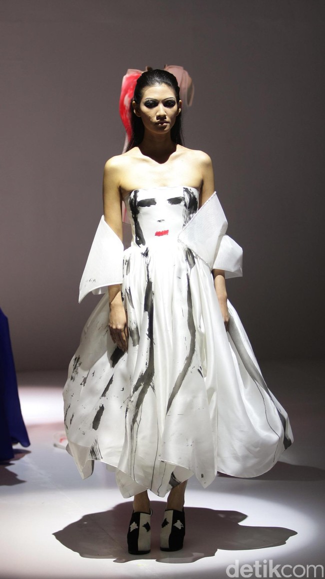 Koleksi Mel Ahyar mengkangkat tema Kini Abadi di IPMI Trend Show 2017. The Hall Lt.8 Senayan City. Jakarta. [Foto: Mohammad Abduh/Wolipop]