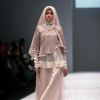 Koleksi Irna Laperle by Irna Mutiara yang bertajuk Ibun Sawarga di Jakarta Fashion Week 2017. senayan City. Jakarta. [Foto: Mohammad Abduh/Wolipop]